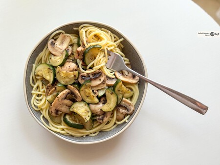 Salteado de calabacín y champiñones, una receta super fácil, ideal para acompañar con pasta