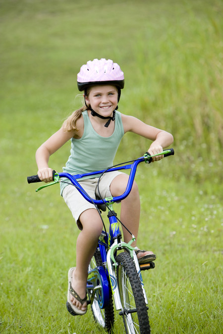 niña-montando-en-bici-en-chanclas