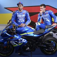 Andrea Iannone y Álex Rins se equivocan de moto y prueban la Suzuki GSX-R1000R de calle en Phillip Island 