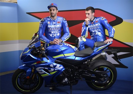 Andrea Iannone y Álex Rins se equivocan de moto y prueban la Suzuki GSX-R1000R de calle en Phillip Island