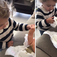 La divertida y tierna reacción de una pequeña al ver que su "bebé" se había hecho caca en el pañal