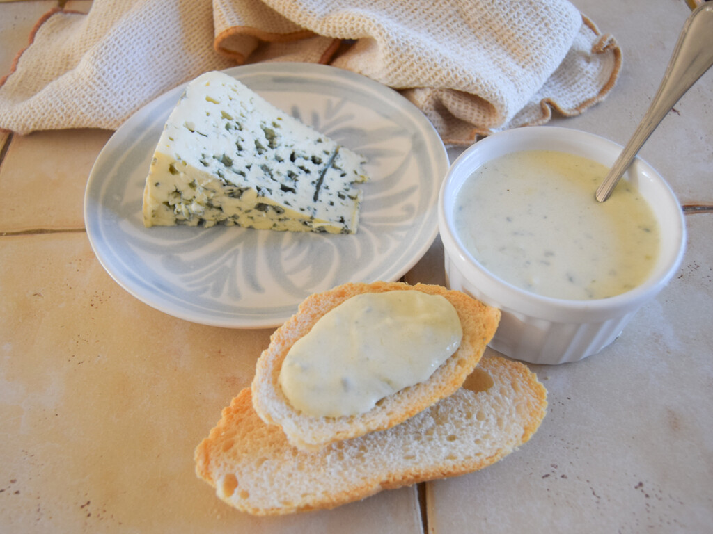 Salsa de roquefort: la receta clásica con solo tres ingredientes