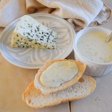 Salsa de roquefort: la receta clásica con solo tres ingredientes 
