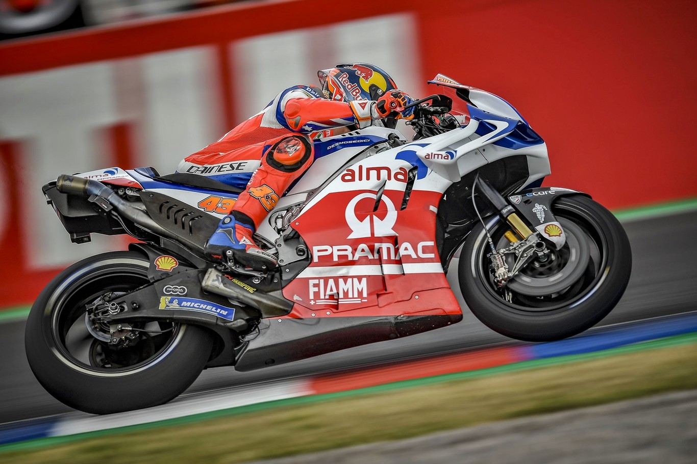 ¡Descomunal! Jack Miller cabalga con slicks sobre mojado para lograr su primera pole de MotoGP