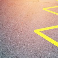 Las nuevas y caóticas marcas viales que vuelven loco a un pueblo de Francia: parece un juego, pero es peligroso