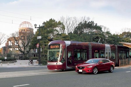 Mazda probará en Japón un sistema de comunicación entre coches y tranvías