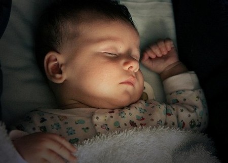 ¿Por qué el bebé se despierta por las noches más que antes?