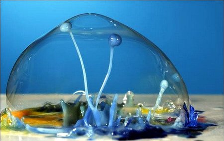 Esculturas líquidas realizadas con gotas paralizadas en el tiempo
