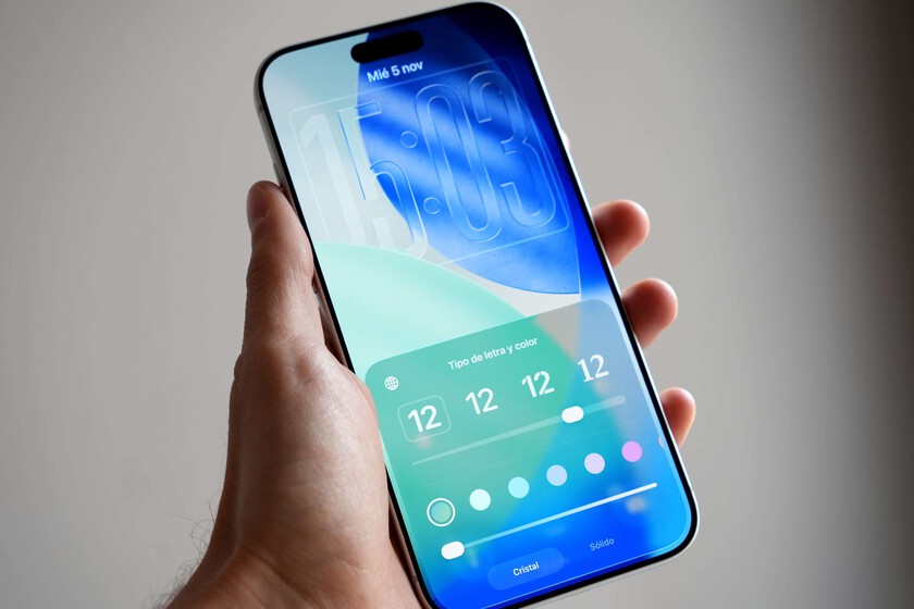 Apple va más allá del translúcido o tintado: el control de Liquid Glass llega a iOS 26.2, aunque de momento solo a un único lugar