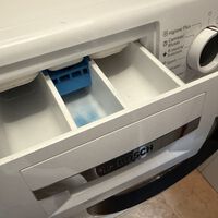 Da lo mismo si usas detergente líquido o en polvo: los dos limpian igual, pero cuidado, no se ponen del mismo modo en la lavadora