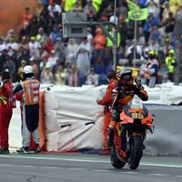 Mucho más que suerte: Brad Binder le metió 20 segundos en tres vueltas a Aleix Espargaró con ruedas de seco en lluvia 