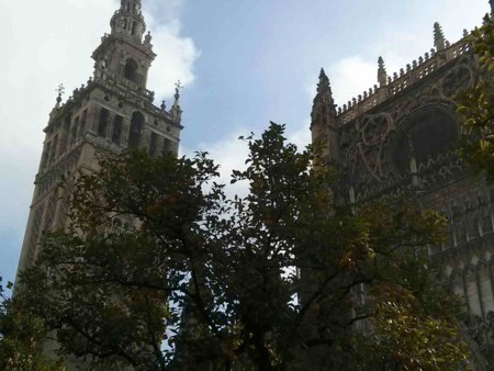 ¿Culto o turismo? El arzobispo de Sevilla pide decoro para visitar la Catedral