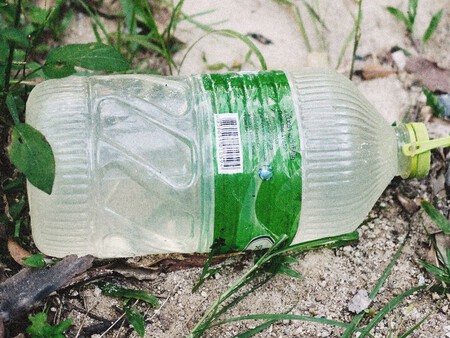 Antes de tirar las garrafas de plástico de agua, aceite o jugo: conviértelas en cestas para organizar tu casa