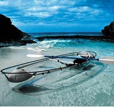 Una canoa-kayak transparente