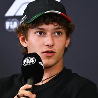 "Comete demasiados errores". Mercedes F1 lo apostó todo a un piloto de 18 años, pero está siendo tan desastre que ya piensan en cambiarlo