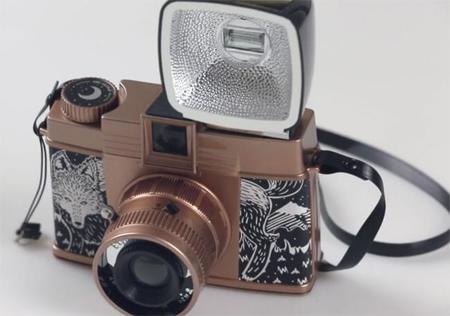 Lomography ha lanzado la edición Explorer Nocturne de la Diana F+, y pinta bien