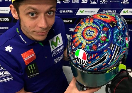 Diseños especiales, homenajes y cambios de marca: así son los mejores cascos de pretemporada en MotoGP