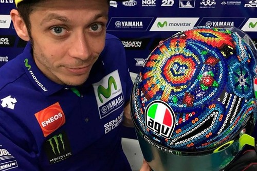 Diseños especiales, homenajes y cambios de marca: así son los mejores cascos de pretemporada en MotoGP
