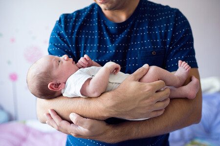 Cómo sujetar a tu bebé recién nacido en brazos: tres posturas básicas