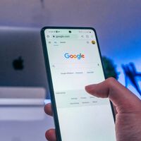 Google confía en la IA para mejorar los resultados de búsqueda, pero su plan hace aguas por los problemas de su tecnología
