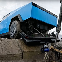 Ni indestructible ni ultracapaz. Otra Tesla Cybertruck se rompe en una prueba de arrastre: "tiene la capacidad de remolque de una lata de refresco" 