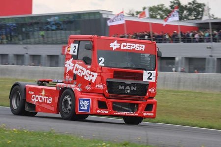 Antonio Albacete consolida el liderato en Nogaro