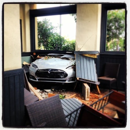 Tesla Model S contra restaurante