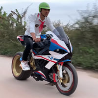 Alucina con esta BMW S 1000RR de cartón que ha hecho un youtuber vietnamita imitando la moto de Superbikes