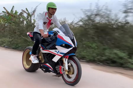 Alucina con esta BMW S 1000RR de cartón que ha hecho un youtuber vietnamita imitando la moto de Superbikes