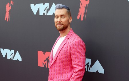 Lance Bass abre la alfombra roja de los MTV VMAs con un llamativo look en rosa