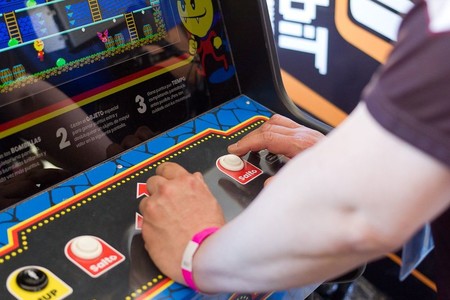Darkula, el nuevo arcade de Locomalito inspirado en 1983, ya está disponible para su descarga. Y sí, es gratis