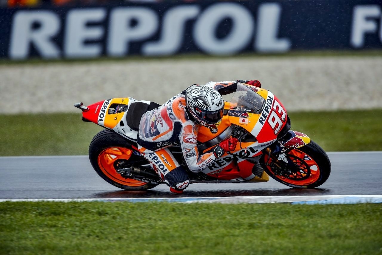 Brad Binder, Marc Márquez y Thomas Luthi se llevan las poles entre miles de caídas en Australia