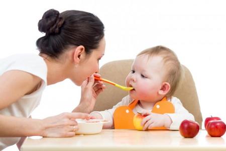 Si quieres ayudar a tu hijo en el desarrollo del lenguaje, cambia las papillas por sólidos