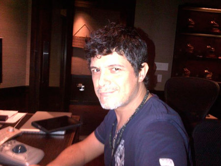 Alejandro Sanz, hijo mío, tú a este paso pones un harén