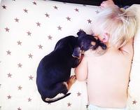 Adorables fotos de un bebé y su cachorro durmiendo la siesta juntos (todos los días)