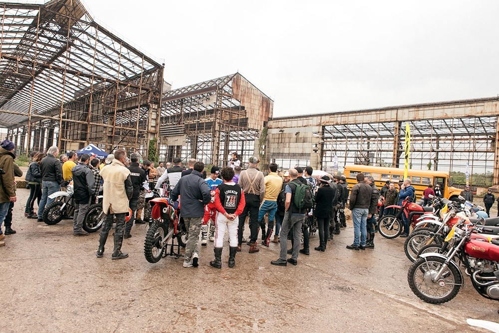 Deus Swank Rally, haciendo retro-Enduro a través de fábricas abandonadas