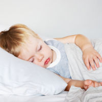 Por qué algunos padres hacen un nudo en la sábana de sus hijos (y por qué ojalá no lo hicieran)