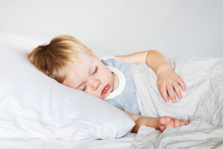 Por qué algunos padres hacen un nudo en la sábana de sus hijos (y por qué ojalá no lo hicieran)
