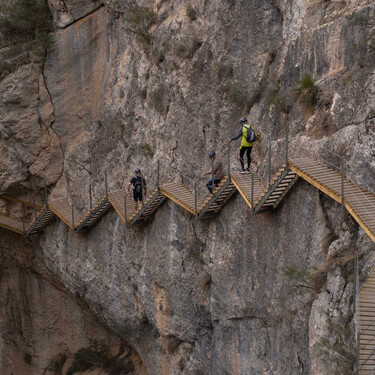 Menos masificado que Málaga pero igual de bonito: la ruta de senderismo con el “caminito del rey valenciano” que se disfruta en Alicante