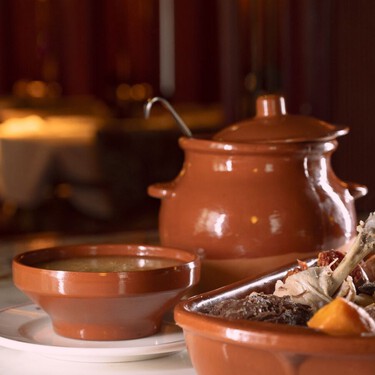 Solo un día y para los más rápidos, un original restaurante de comida española reparte en Madrid caldo de cocido gratis
