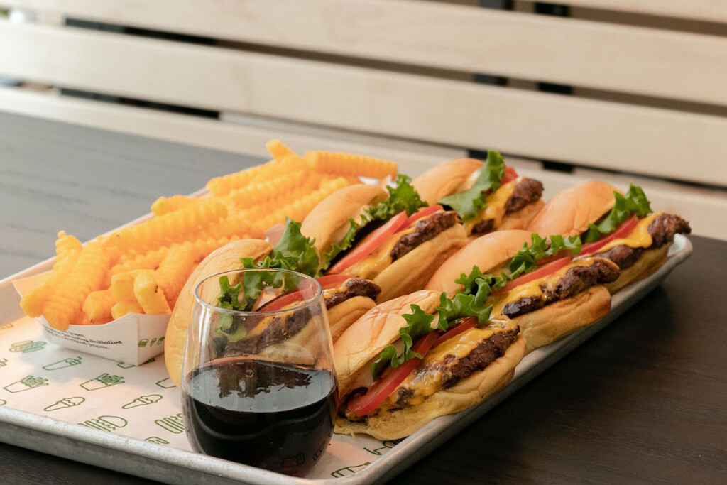 Cerveza artesanal propia, vino y hamburguesas de buena calidad es lo que nos dejó nuestra visita al Shake Shack