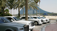 Coches abandonados se empolvan en Dubai