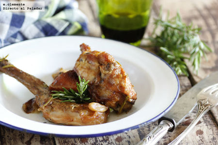 Receta de conejo confitado con ajo y romero
