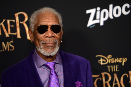 Morgan Freeman domina el color del año y se enfunda en el poder del ultravioleta