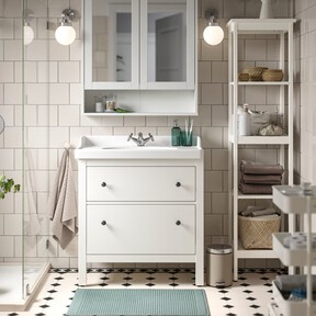 Ikea tiene un nuevo portarrollos que parece un accesorio de diseño y permite almacenar con estilo hasta cinco rollos de papel higiénico: se instala sin taladros 