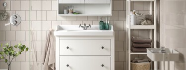 Ikea tiene un nuevo portarrollos que parece un accesorio de diseño y permite almacenar con estilo hasta cinco rollos de papel higiénico: se instala sin taladros 