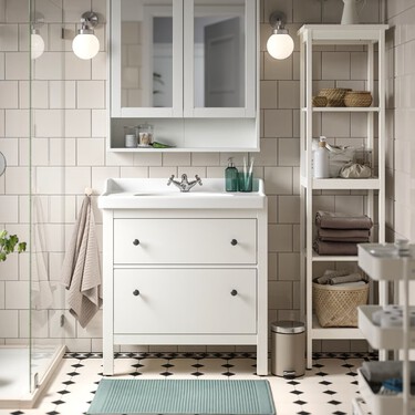 Ikea tiene un nuevo portarrollos que parece un accesorio de diseño y permite almacenar con estilo hasta cinco rollos de papel higiénico: se instala sin taladros 