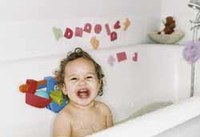 Mamás a cuatro manos: limpiando el baño mientras los niños se bañan