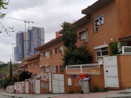Barrio De Cerro Belmonte Chalets De Edificacion Mas Recientes Con Gruas Construyendo Torres Al Fondo