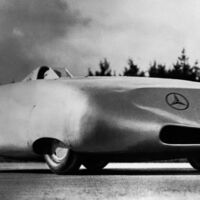 Hace 90 años aún no existía la aerodinámica, pero Mercedes-Benz puso un coche a 432 km/h. El récord duró hasta 2018 